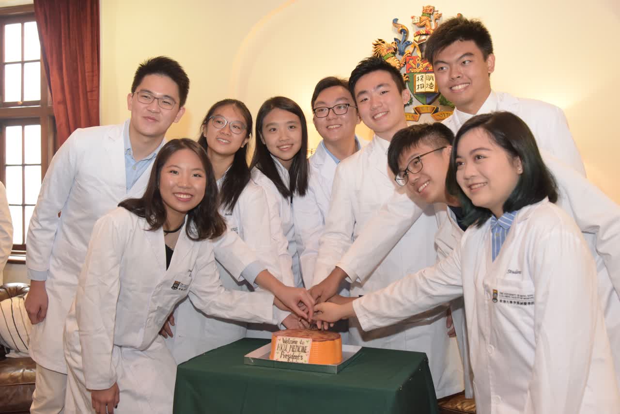 香港大學李嘉誠醫學院錄取的狀元及尖子新生切蛋糕慶祝入學