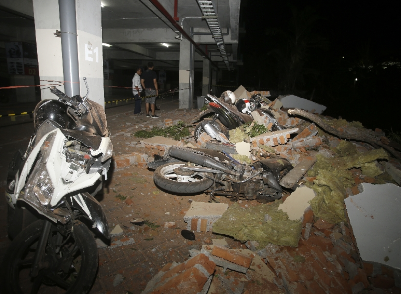 印尼6日晚發生7級地震A目前災區有200多名中國遊客A已聯繫到其中37人A包括8名香港遊客C圖為地震災區景象C(法新社)