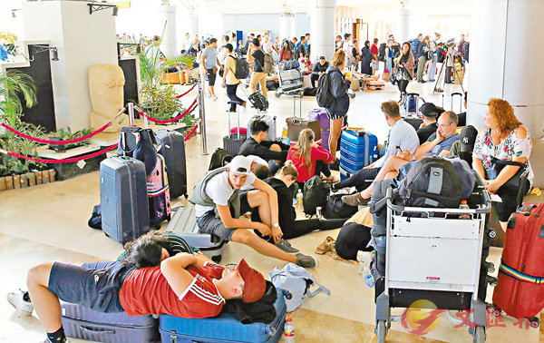 龍目島機場逼滿趕回國的遊客C 路透社