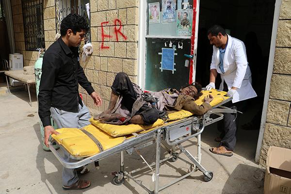 8月9日A也門薩達A醫護人員在轉移一名受傷男孩C 視覺中國 圖 