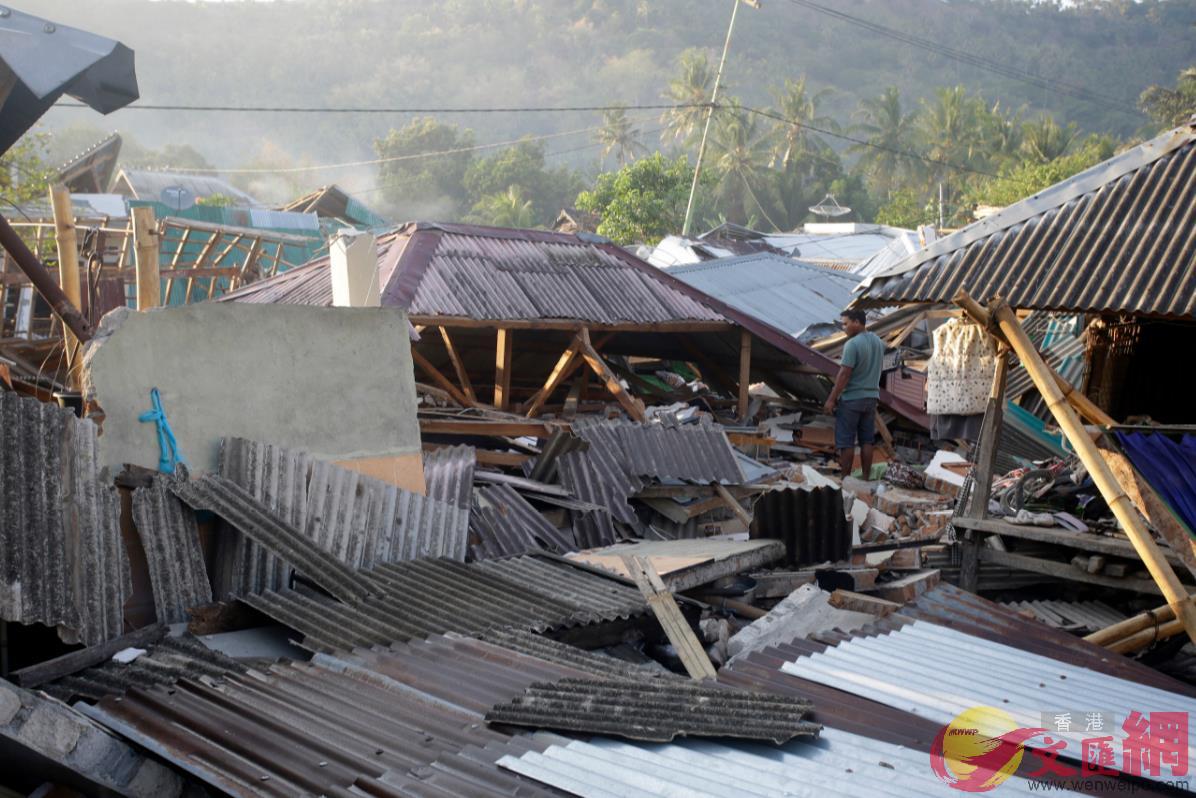 印尼龍目島近期多次發生地震A圖為5日的地震令房屋倒塌]美聯社^