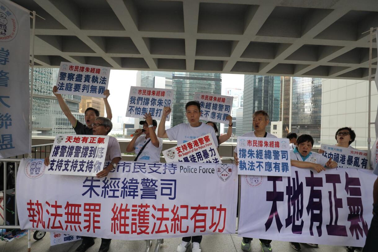 大批支持者舉起標語牌聲援朱經緯(全媒體記者 麥鈞傑攝) 