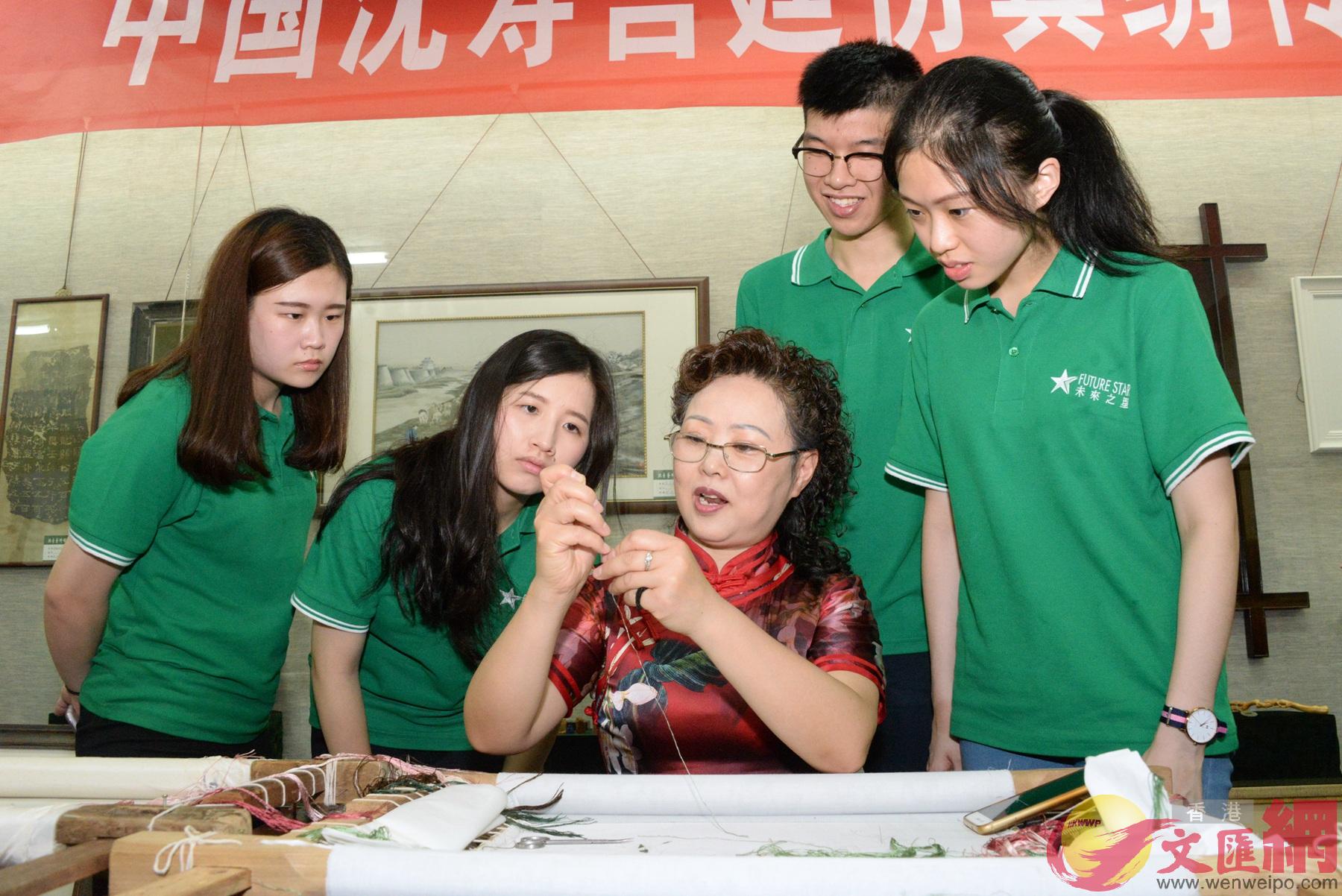 圖為港生在沈壽藝術館向刺繡大師學習刺繡。（記者 賀鵬飛 攝）