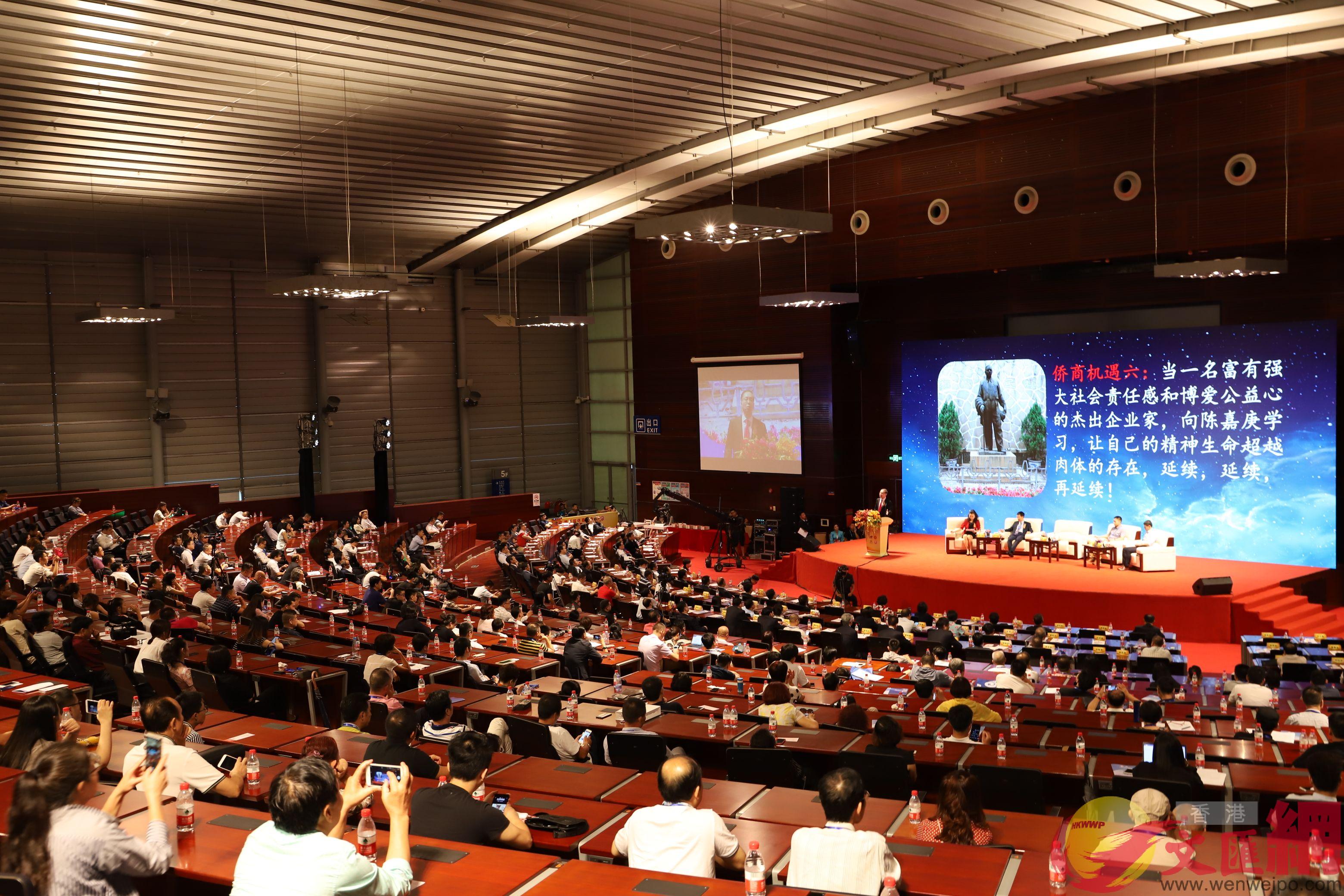 第五屆僑商峰會12日在深圳舉行A吸引了海內外海政界B商界B僑界B學術界的專家學者及企業家等共計800人出席]記者 李昌鴻 攝^