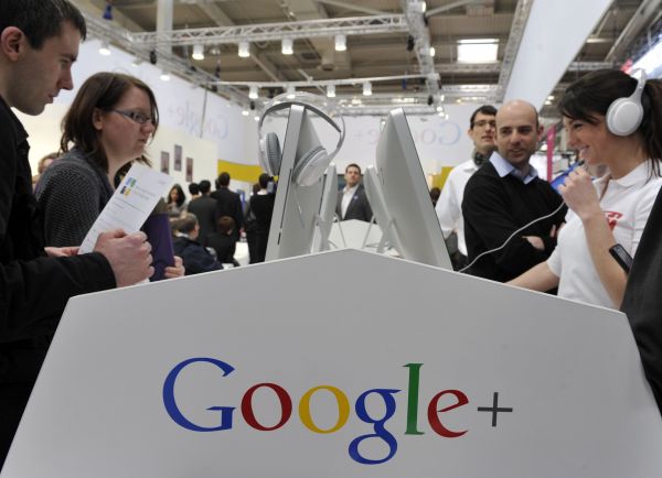 德國漢諾威信息及通信技術博覽會上A參觀者在谷歌展台參觀C新華社