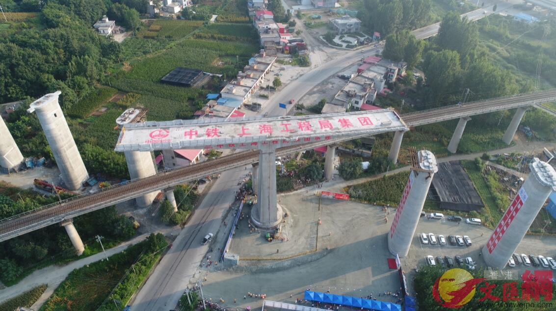 蒙華鐵路峽河特大橋38.9米高的轉體結構實現精準對接（本網河南傳真）