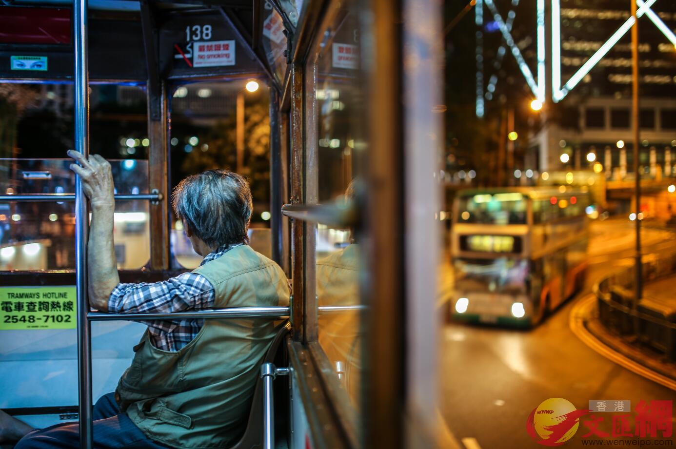 電車穿梭於中環鬧市中