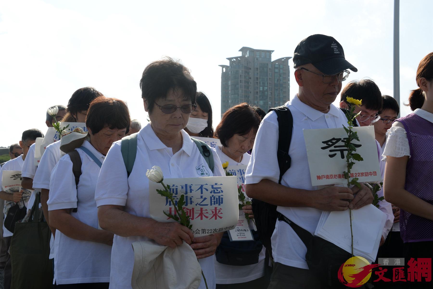 圖為日本訪華團成員向南京大屠殺死難者默哀A賀鵬飛攝