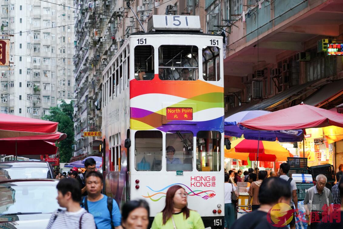 北角春秧街電車穿行于街市的獨特景觀