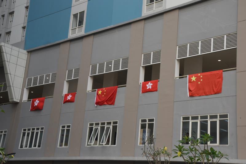 選手村某棟大樓外墻懸掛著著中國國旗和香港區旗C大文集團特派記者張銳攝