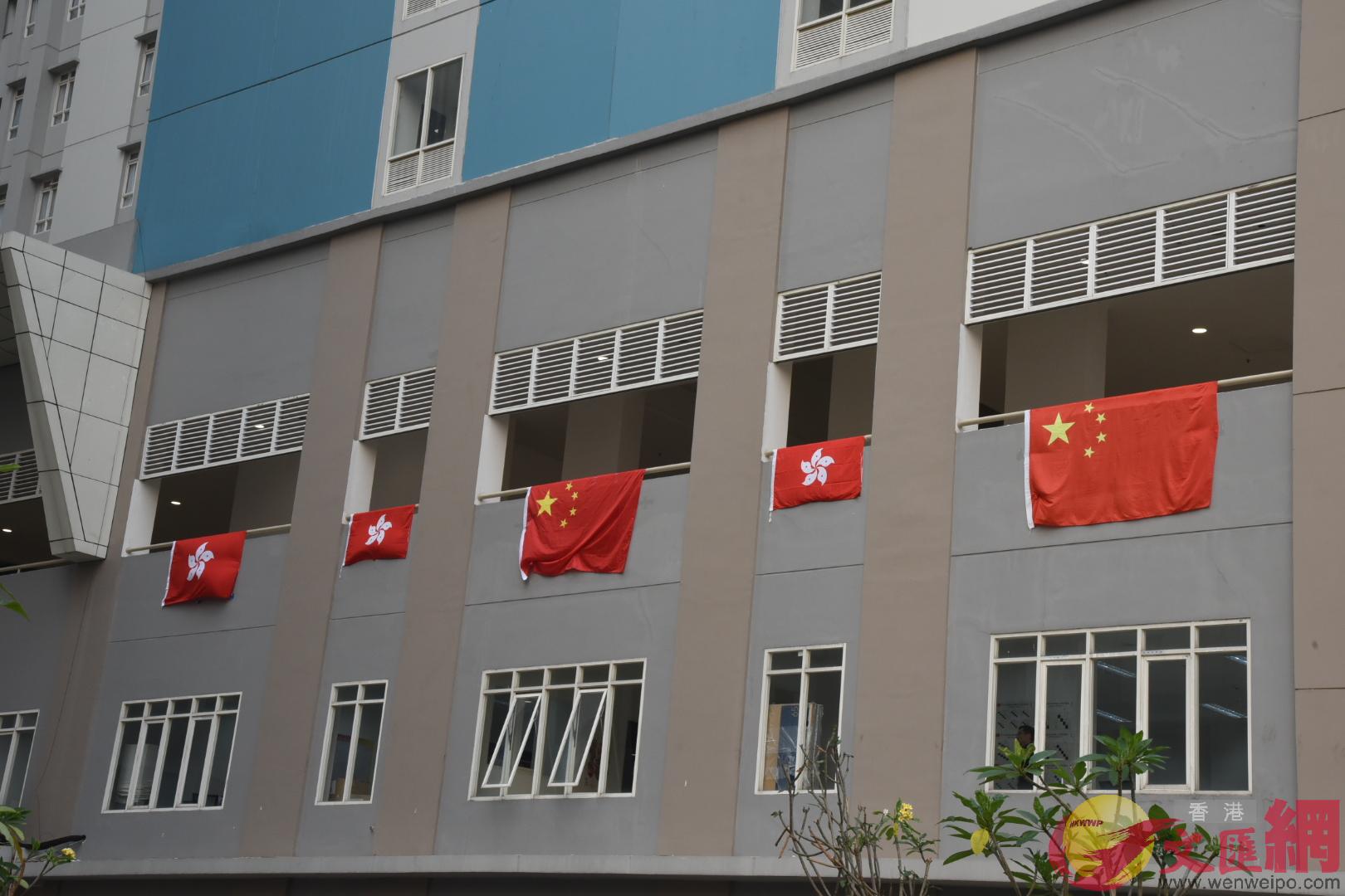 代表團在亞運村掛出中國國旗和香港區旗