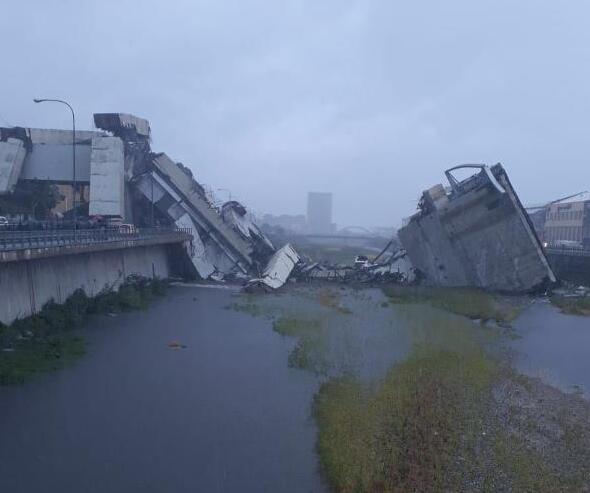 意大利北部城市熱那亞的一座高速公路橋面發生垮塌事故 來源G新華社