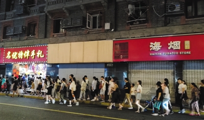 8月14日晚A南京東路行人眾多C兩塊紅色店招中間釘着木板的位置A曾經掛着u奇遇城堡v的招牌C