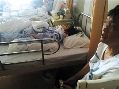 8月14日A和張易一同被砸倒的行人正在醫院接受治療C
