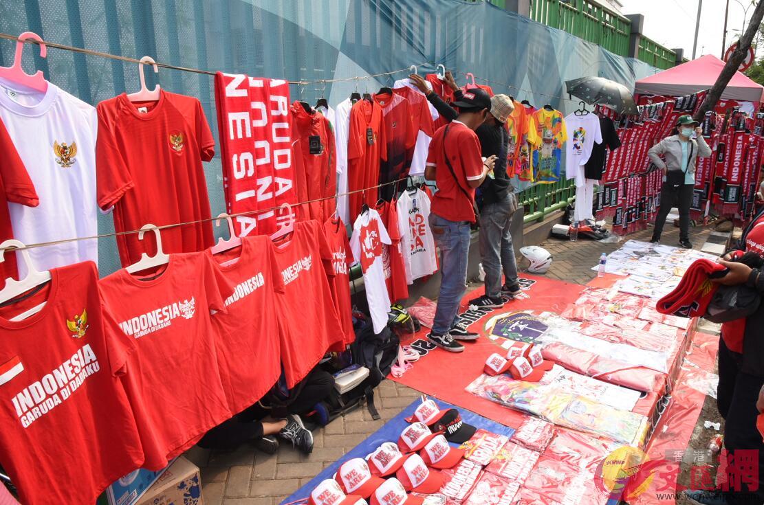 大量印尼國家隊周邊產品在球場周圍銷售(大文集團特派記者 張銳 攝)