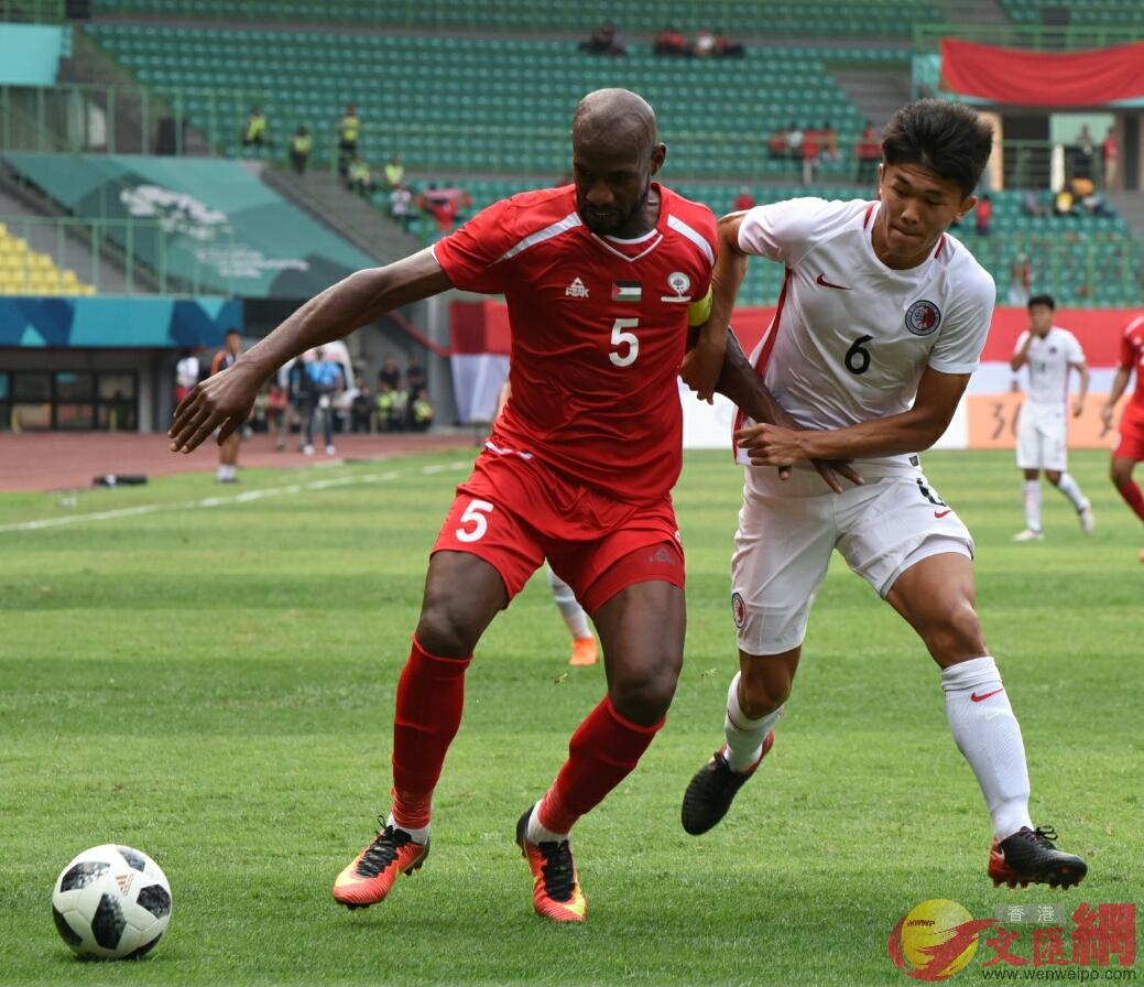 港隊陳俊樂(右)拼搶對手中堅艾巴達利(左)腳下球]記者 張銳 攝^