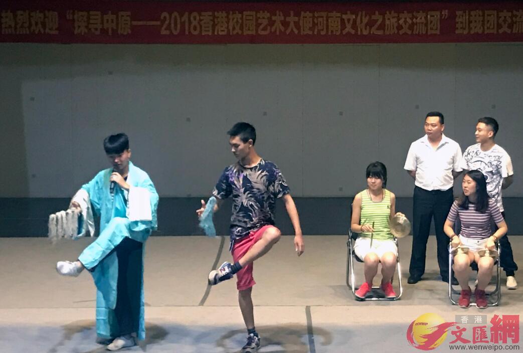 校園藝術大使在河南豫劇院青年團學習豫劇(本網河南傳真)