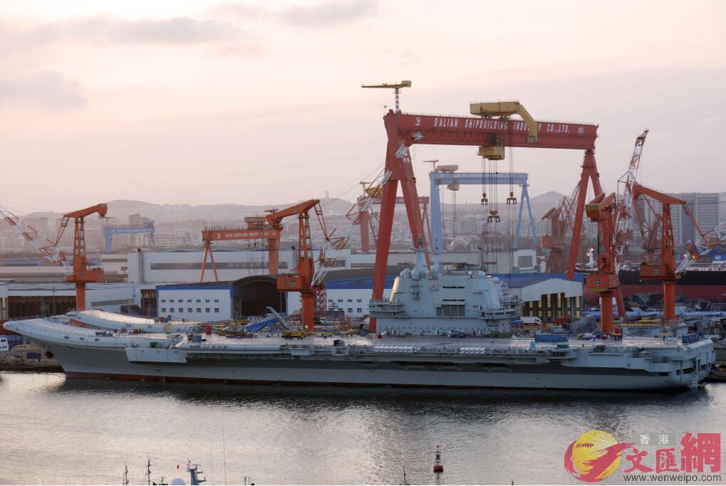 國產航母17日晚仍在大連造船廠碼頭停泊(記者 宋偉 攝)