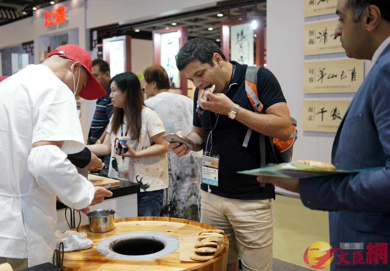 來自伊朗的客商被中華名小吃u縉雲燒餅v吸引A一邊品嚐A一邊觀看製作過程