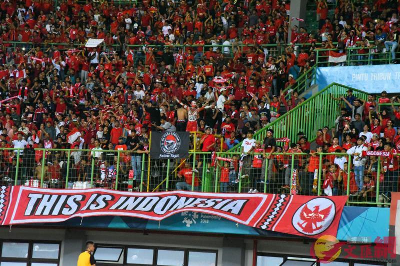 印尼足球迷極度狂熱(記者 張銳 攝)