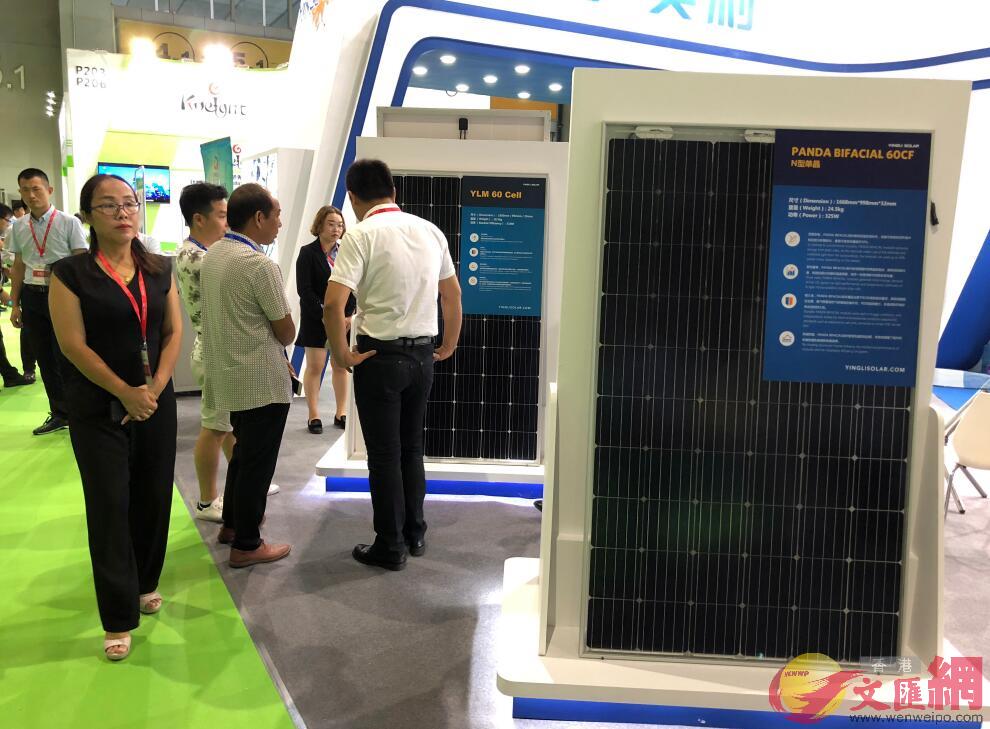 亞洲規模最大的節能暨清潔能源展在廣州舉行A參展企業展出先進光伏發電技術(方俊明 攝)