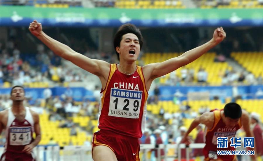 這是2002年10月9日A中國選手劉翔歡慶勝利C在當日進行的第14屆亞運會田徑男子110米欄決賽中A劉翔以13秒27的成績奪得金牌C新華社