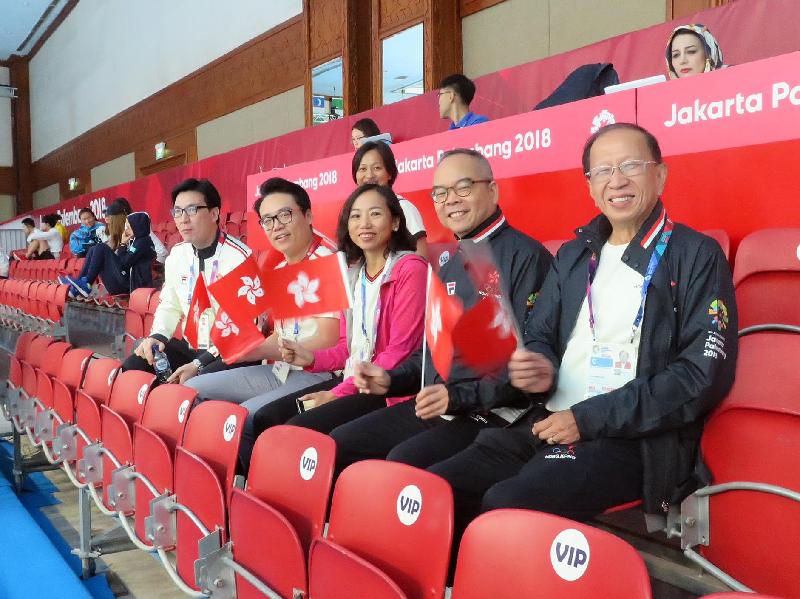 民政事務局局長劉江華今日在印尼雅加達觀看了數項香港運動員參加的亞洲運動會比賽C圖示劉江華(右二)觀看女子劍擊佩劍個人賽賽事C