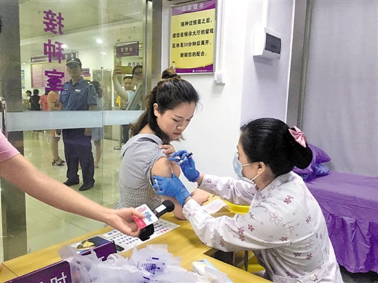 16日A巫小姐在羅湖成人預防接種門診接種了深圳第一針9價HPV疫苗C]羊城晚報^
