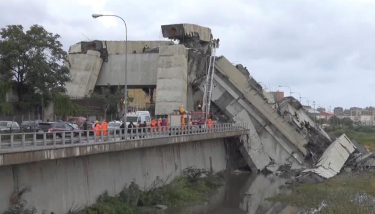 意大利塌橋事故結束搜救A確認43人死亡C圖為事故現場]路透社^