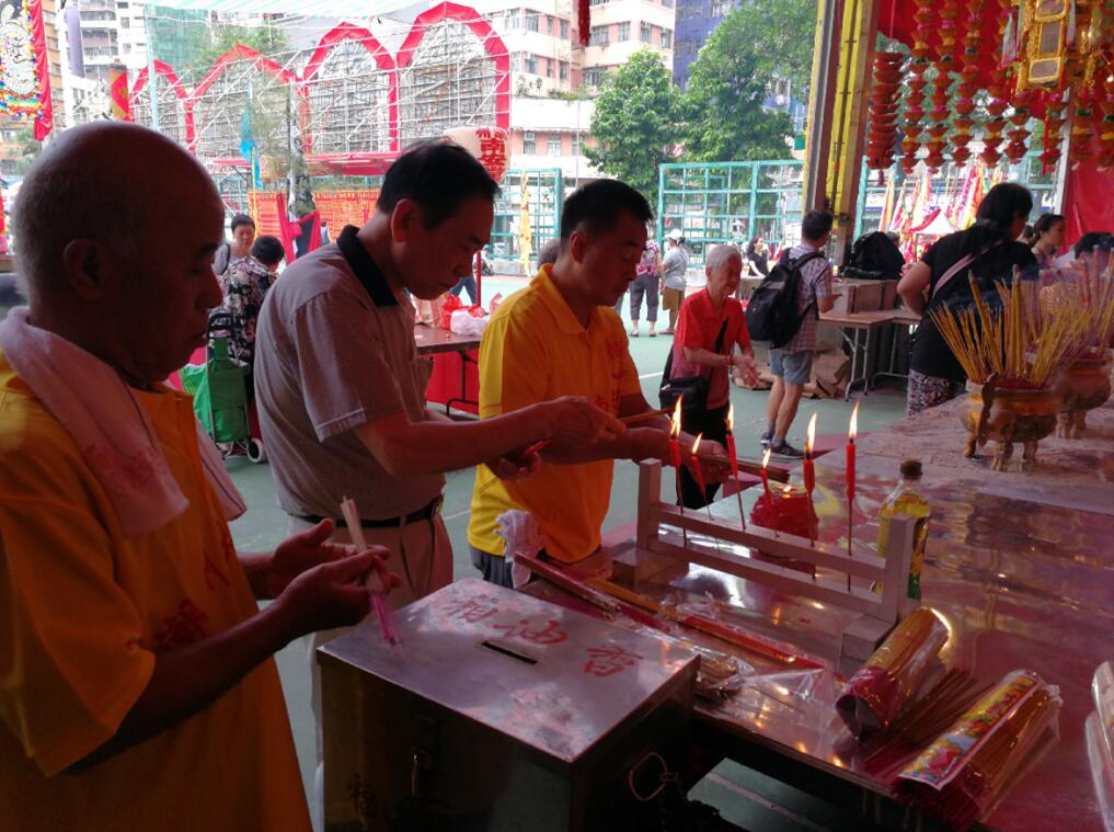 香港市民在盂蘭勝會上燒香祈福C