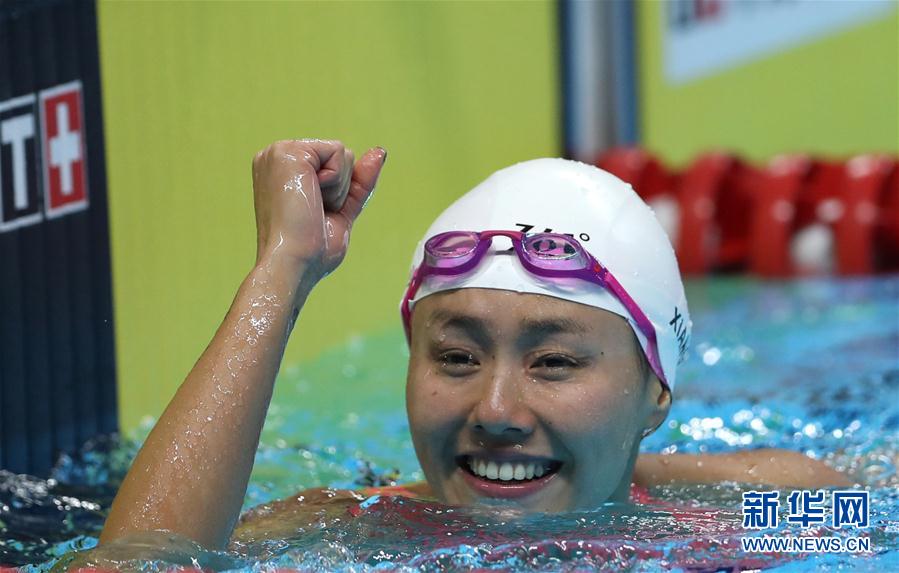8月21日A中國選手劉湘在賽後慶祝C 當日A在第18屆亞運會女子50米仰泳決賽中A中國選手劉湘以26秒98的成績奪冠並打破世界紀錄C新華社