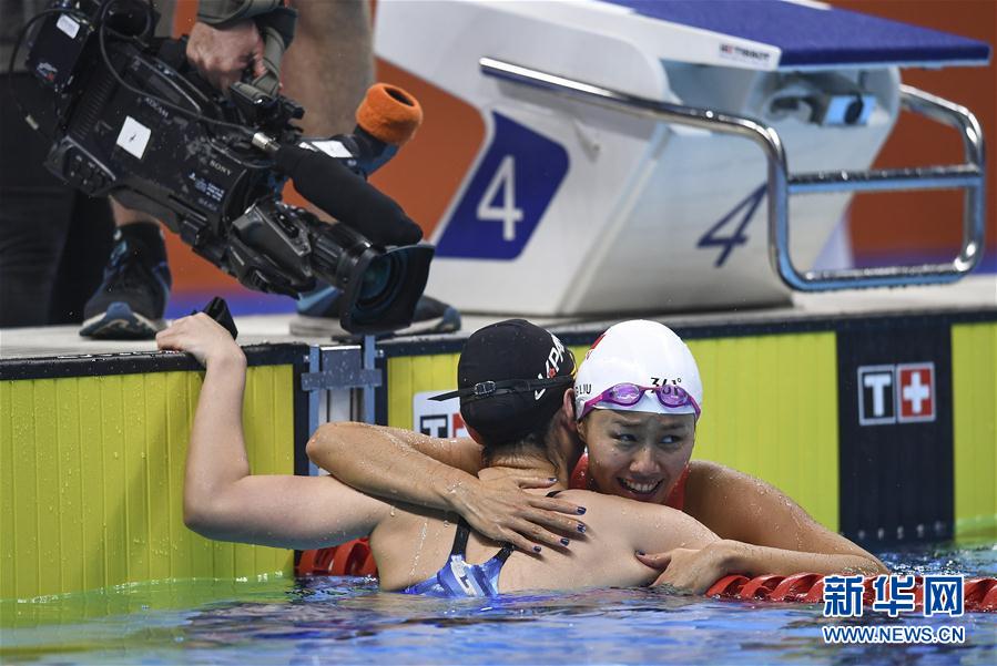 8月21日A中國選手劉湘(右)在賽後接受祝賀C 當日A在第18屆亞運會女子50米仰泳決賽中A中國選手劉湘以26秒98的成績奪冠並打破世界紀錄C新華社