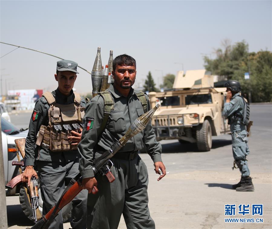 8月21日A在阿富汗首都喀布爾A安全人員在遭襲地區警戒C新華社