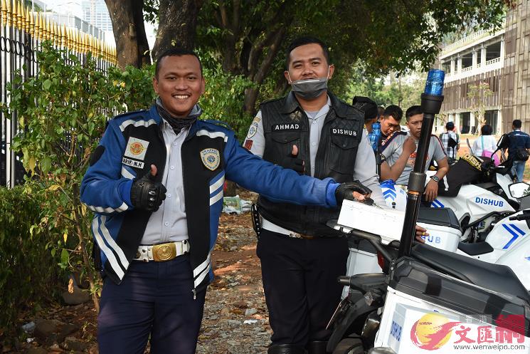 兩名印尼警察對記者的拍照要求輕鬆答應 A非常有親切感 大文集團特派記者張銳攝