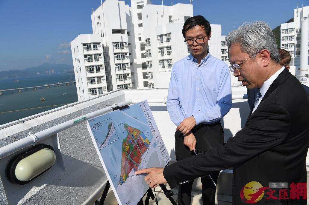 公務員事務局局長羅智光日前聽取東涌東填海工程最新進度C