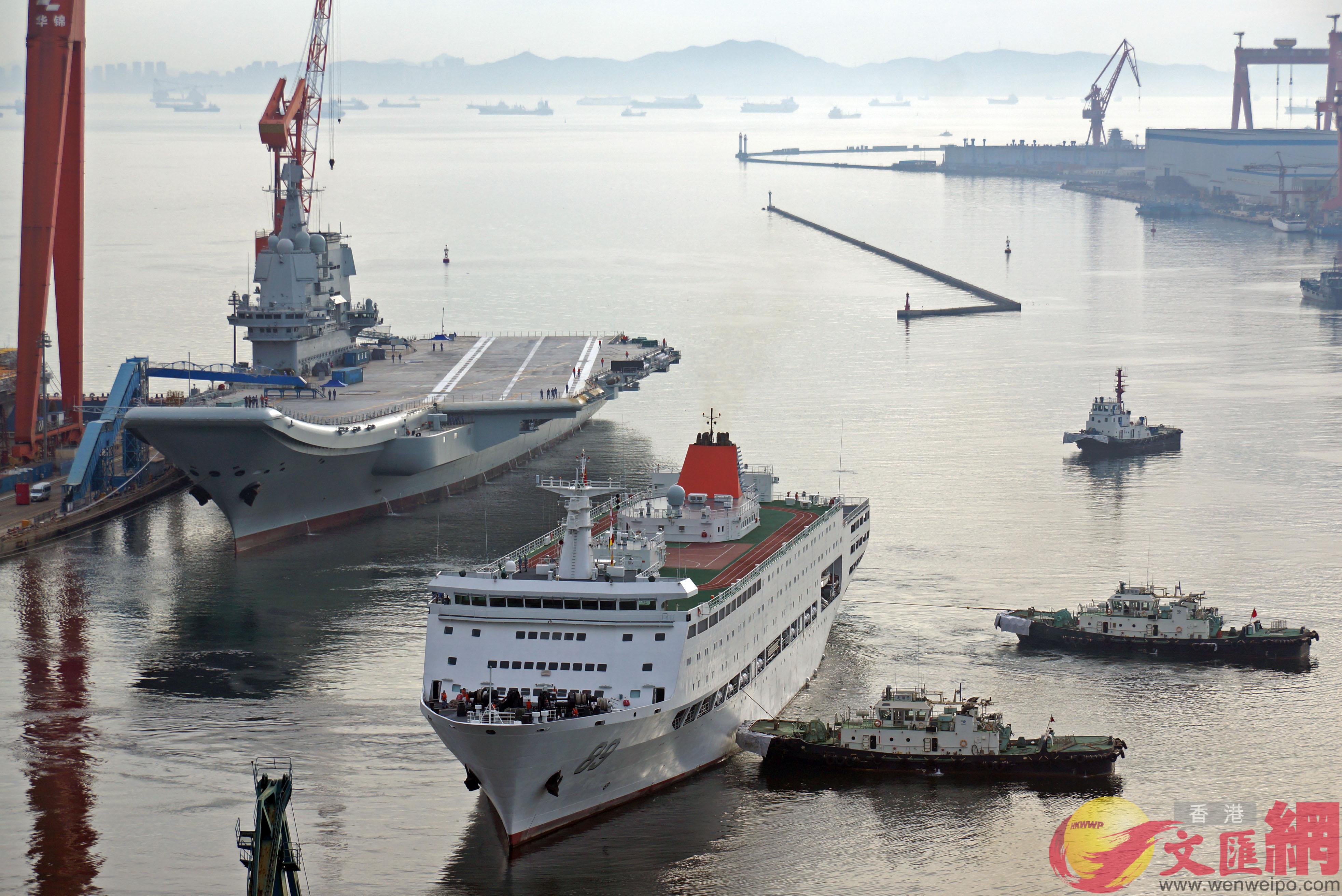 22日晨A海軍89號綜合保障船先於國產航母離港赴相關海域C記者宋偉攝