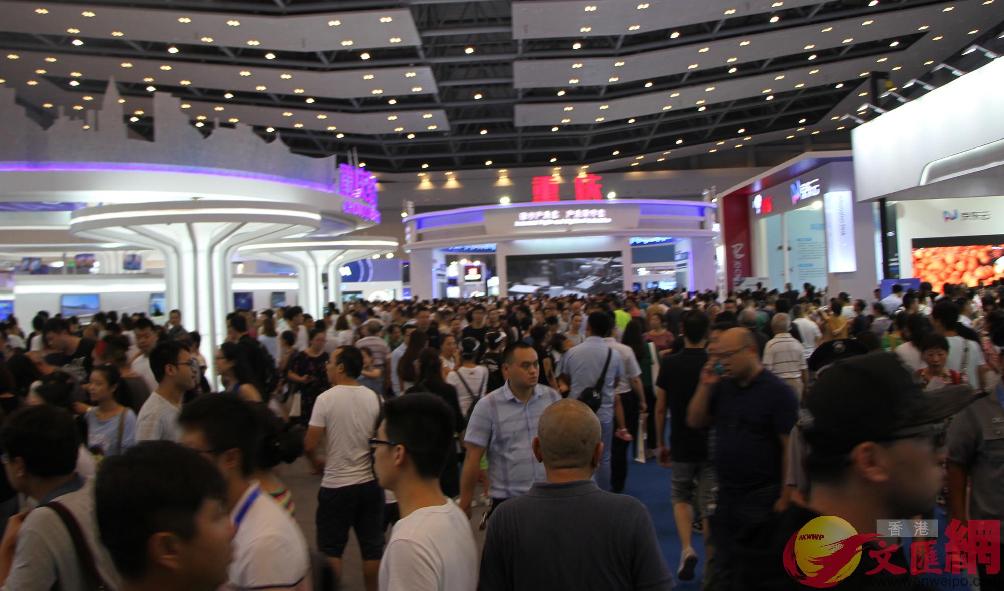 2018中國國際智能產業博覽會吸引眾多群眾觀展C]記者 李兵 攝^