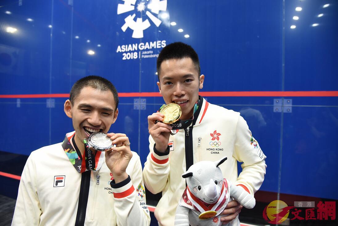 歐鎮銘(右)與李浩賢(左)在領獎台上展示獎牌]記者 張銳 攝^