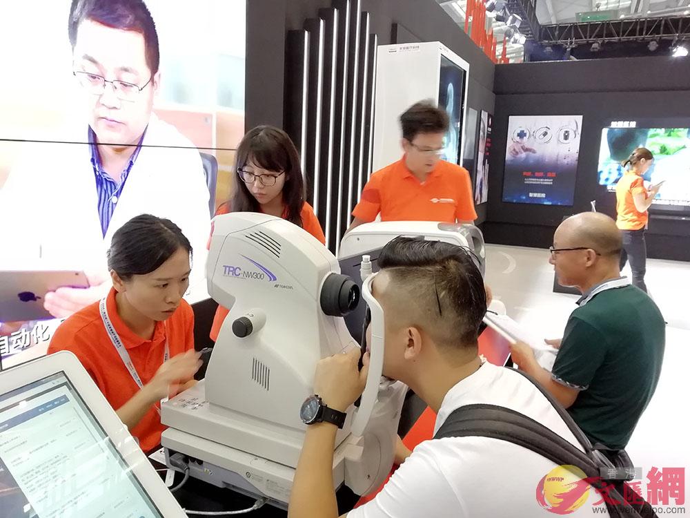 許多觀眾前來體驗平安推出的智能檢測視網膜服務C香港文匯網記者 李昌鴻 攝