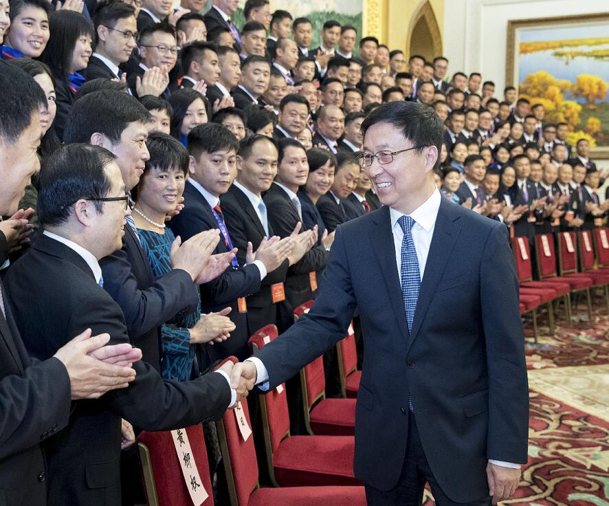 中共中央政治局常委B國務院副總理韓正與交流團成員握手(新華社) 