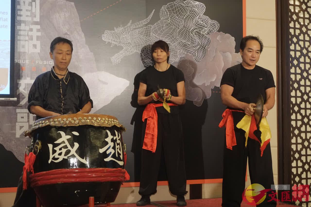 香港獅鼓師傅表演糅合了鼓B鈸B鑼三種樂器的傳統醒獅鼓樂表演 