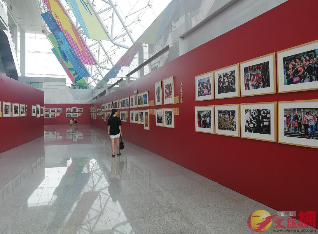 第二屆中國圖片大賽典藏作品在深圳展出A見證中國40年變化]記者李望賢攝^ 