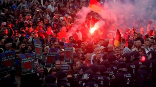 德國極右組織仇外示威導致多人受傷C路透社