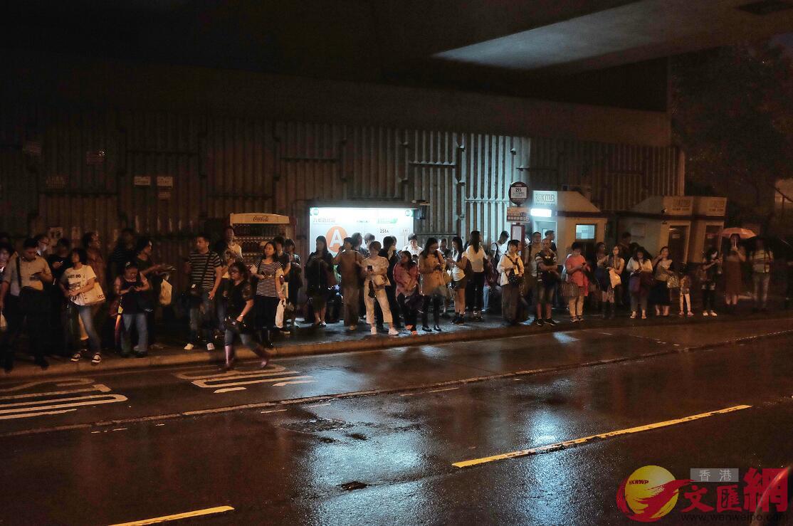 大欖隧道轉車站聚集不少等巴士的市民