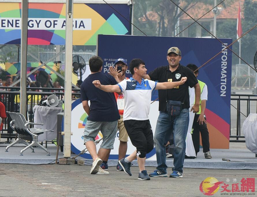 數名印尼人在攤位前u翩翩起舞vC 大公文匯全媒體記者張銳攝