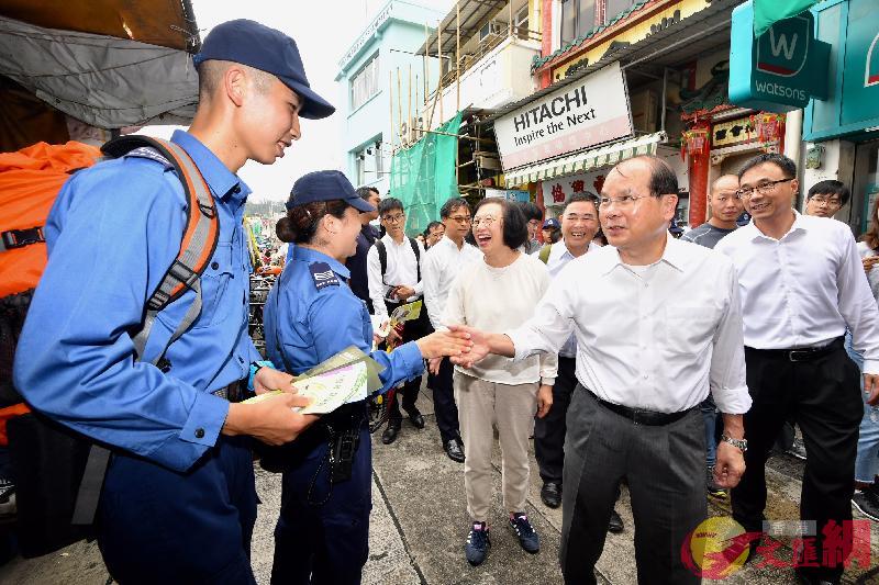 張建宗和陳肇始了解參與防治蚊患聯合工作行動的民眾安全服務隊隊員的工作C