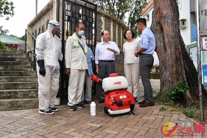 張建宗]中^和陳肇始]右2^了解食環署防治蚊患措施