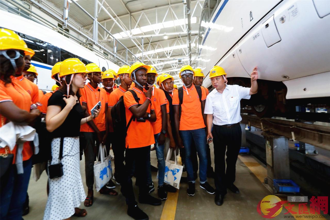鐵路工匠董宏濤為尼日爾利亞留學生講解動車組技術特點C(中國鐵路西安局)