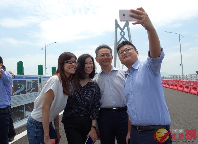 大灣區吸引力日漸增強C圖為香港青年在港珠澳大橋上興奮自拍C]盧靜怡攝^