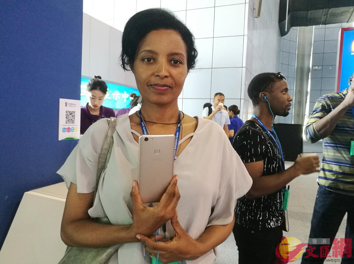 Tigist Teshome向記者展示她的中國品牌手機F記者張帥攝